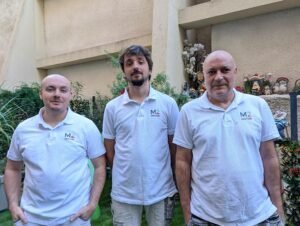 Trois artisan m2peinture hommes en chemises blanches de la société M2Peinture devis peinture