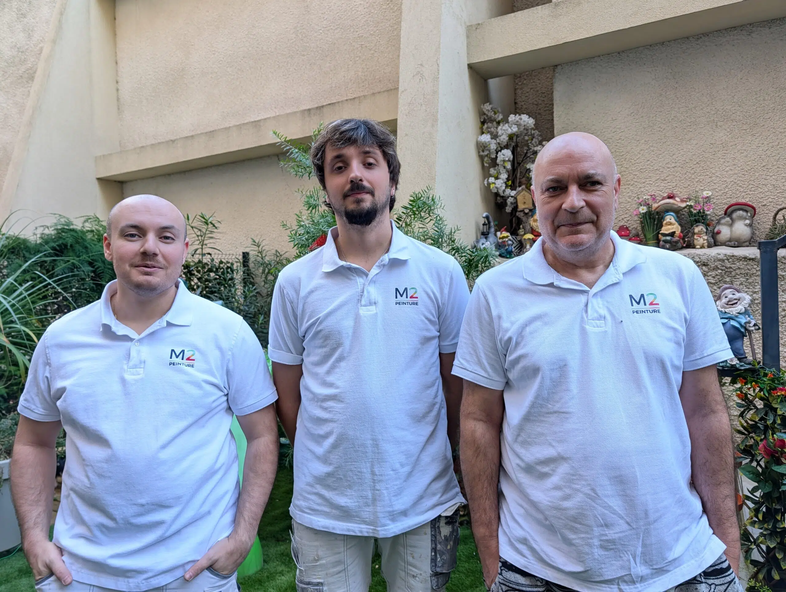 Trois artisan m2peinture hommes en chemises blanches de la société M2Peinture devis peinture