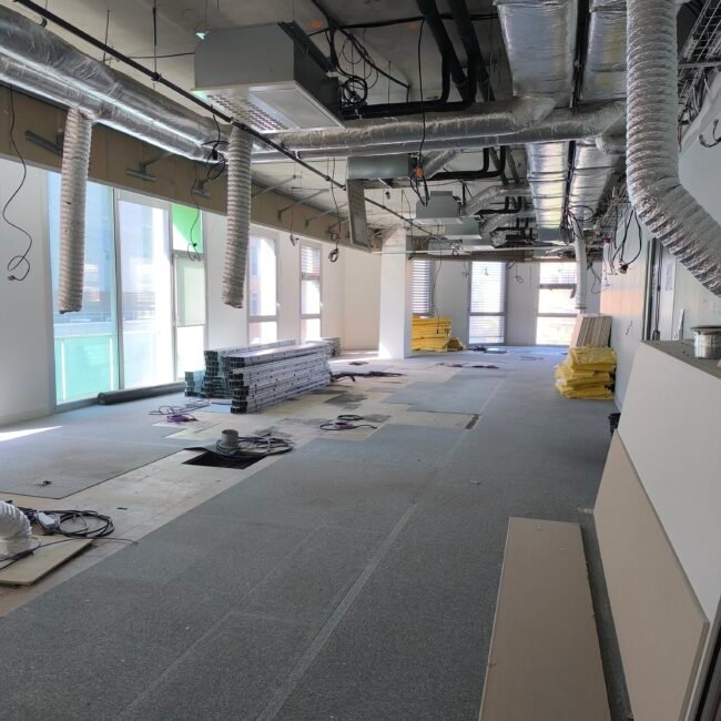 Bureau en rénovation, matériel éparpillé.