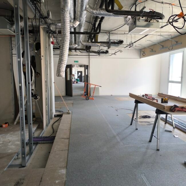 Bureau en construction avec matériel.