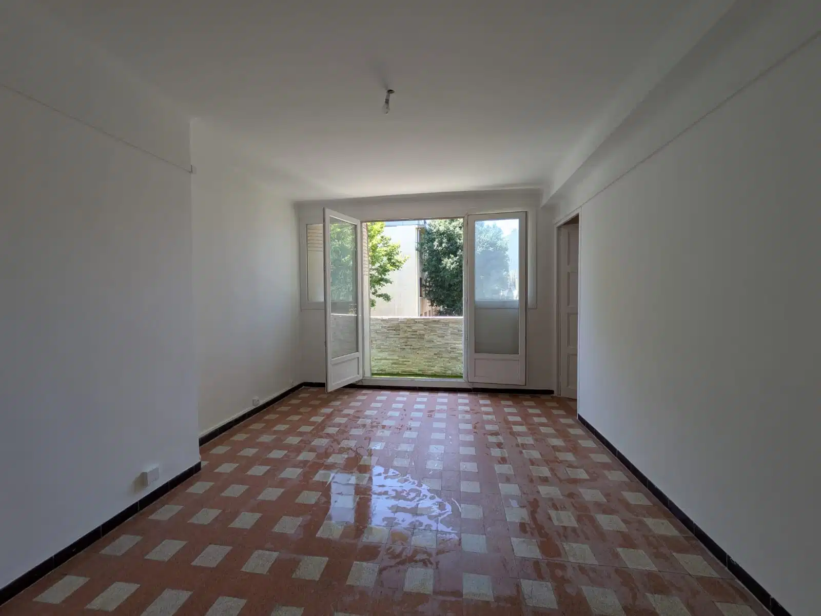 Rafraîchissement Express : Nous intervenons en urgence entre deux locataires pour une remise en état immédiate.M2Peinture