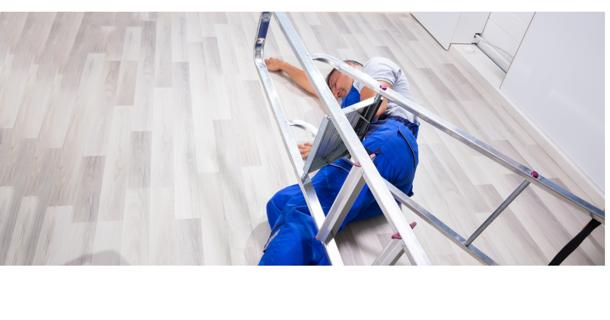 Un homme tombé d'une échelle.