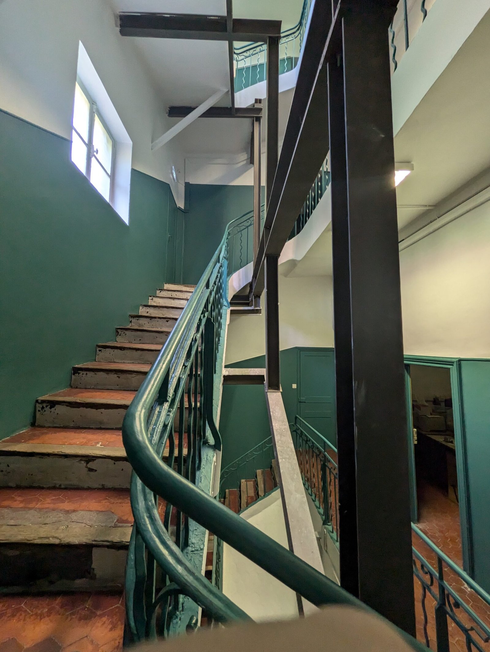 travaux de peinture cage d'escalier d'un immeuble du 13005