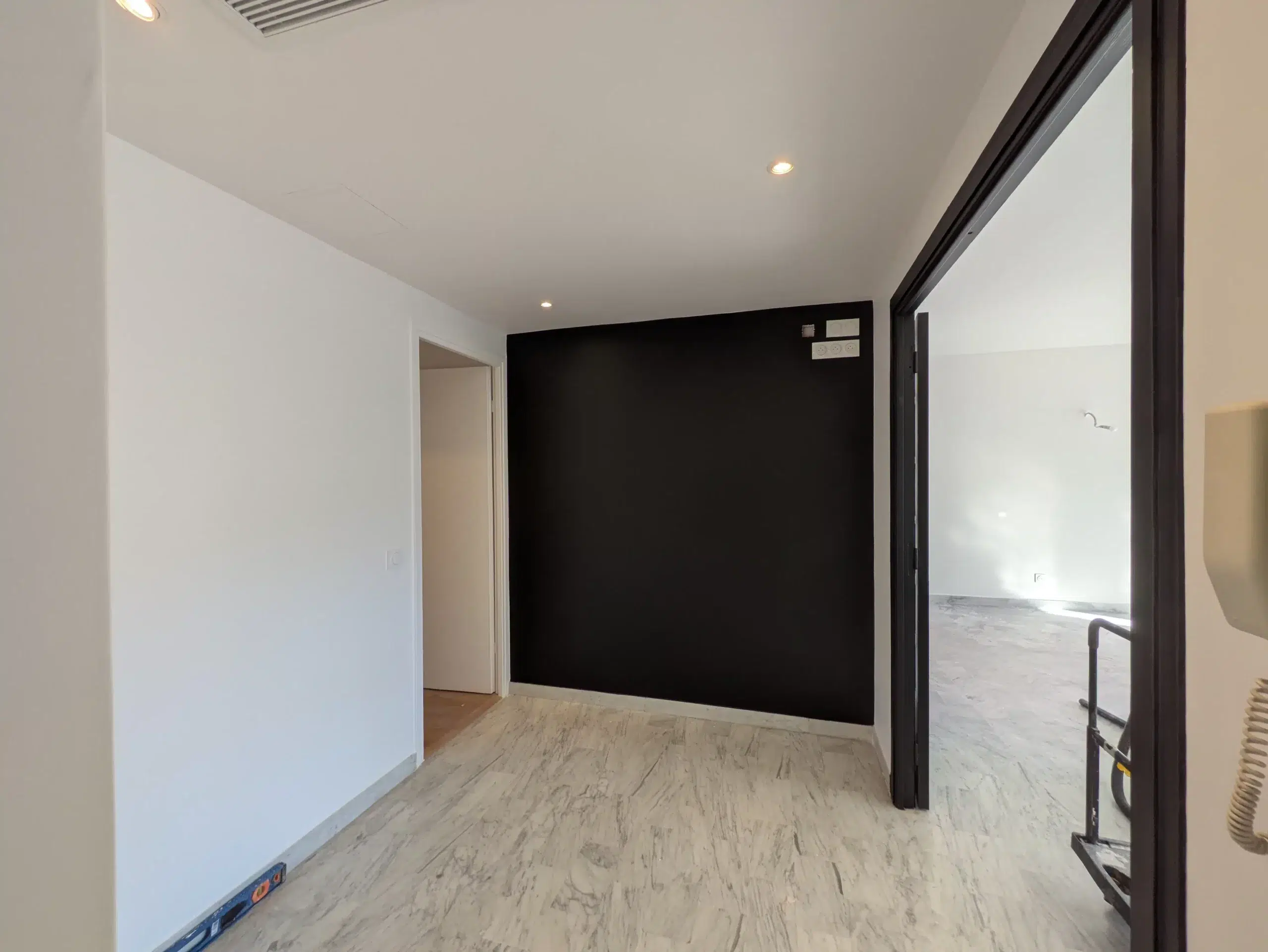 peintre 13011, Peinture d'un hall d'entrée noir et blanc, peinture impeccable 13011 marseille