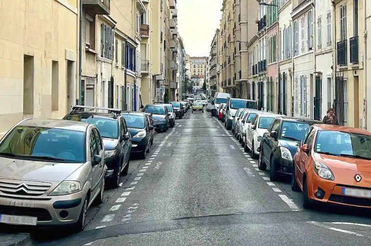 Voitures garées dans une rue étroite de marseille